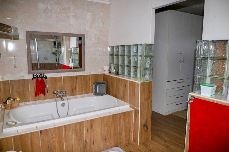 6 Bedroom Property for Sale in Oranjeville Free State